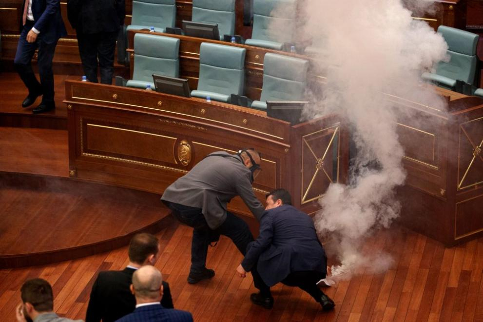 В парламента на Косово депутатите се бият на убиване, пуснаха си и сълзотворен газ (СНИМКИ)