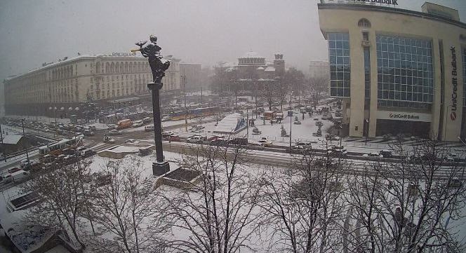 България в лапите на виелицата! Затварят магистрали, снегорините не смогват, тежки задръствания в столицата (СНИМКИ/ВИДЕО)