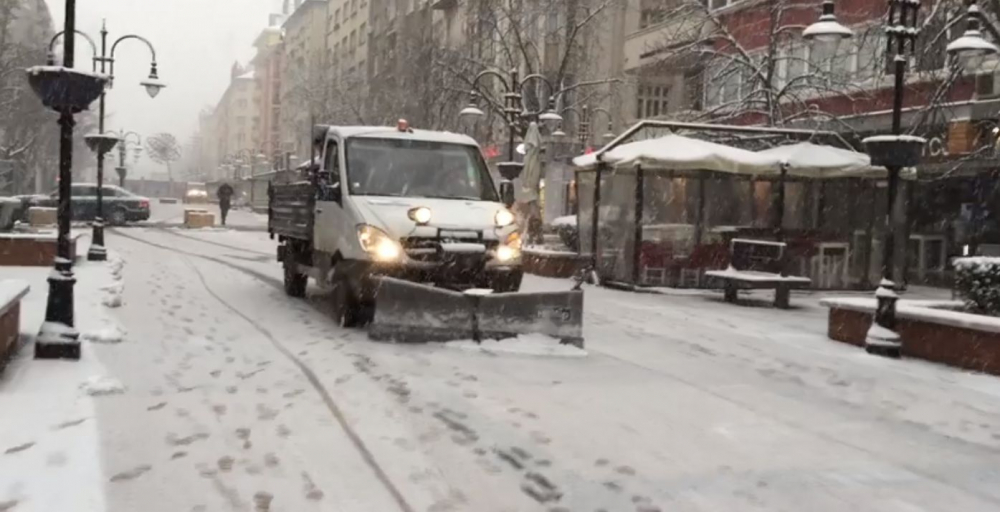 България в лапите на виелицата! Затварят магистрали, снегорините не смогват, тежки задръствания в столицата (СНИМКИ/ВИДЕО)