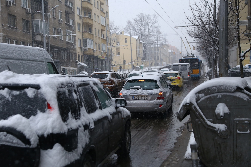 В момента: Големи опасности дебнат по БГ пътищата!