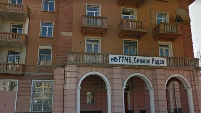Хитра пернишка ученичка накара гаджето си да я ревнува от неин приятел и невинното момче бе жестоко пребито!