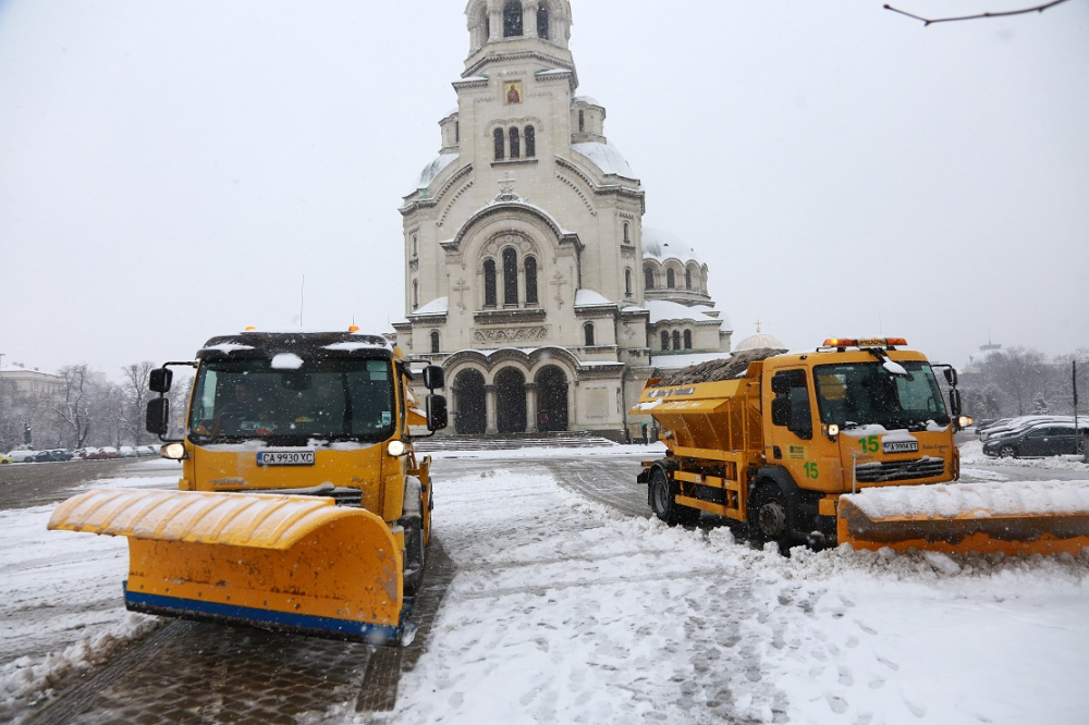 Машини плъзнаха по столичните булеварди заради снега