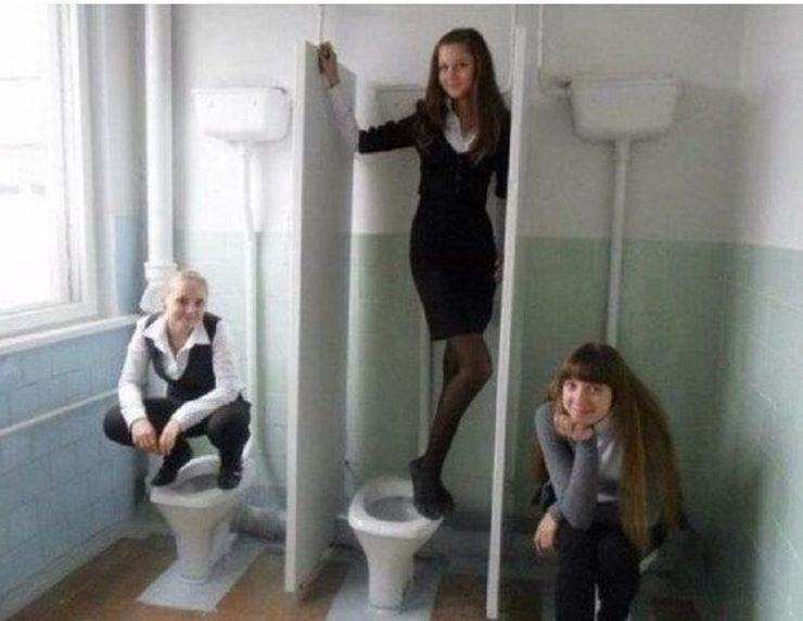 Внимание, кифли в тоалетната! Най-добрите СНИМКИ 18+ от клозетната фотография