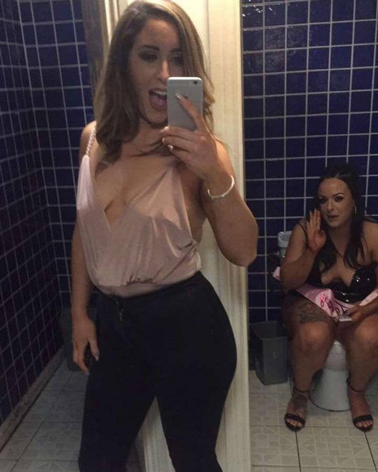 Внимание, кифли в тоалетната! Най-добрите СНИМКИ 18+ от клозетната фотография