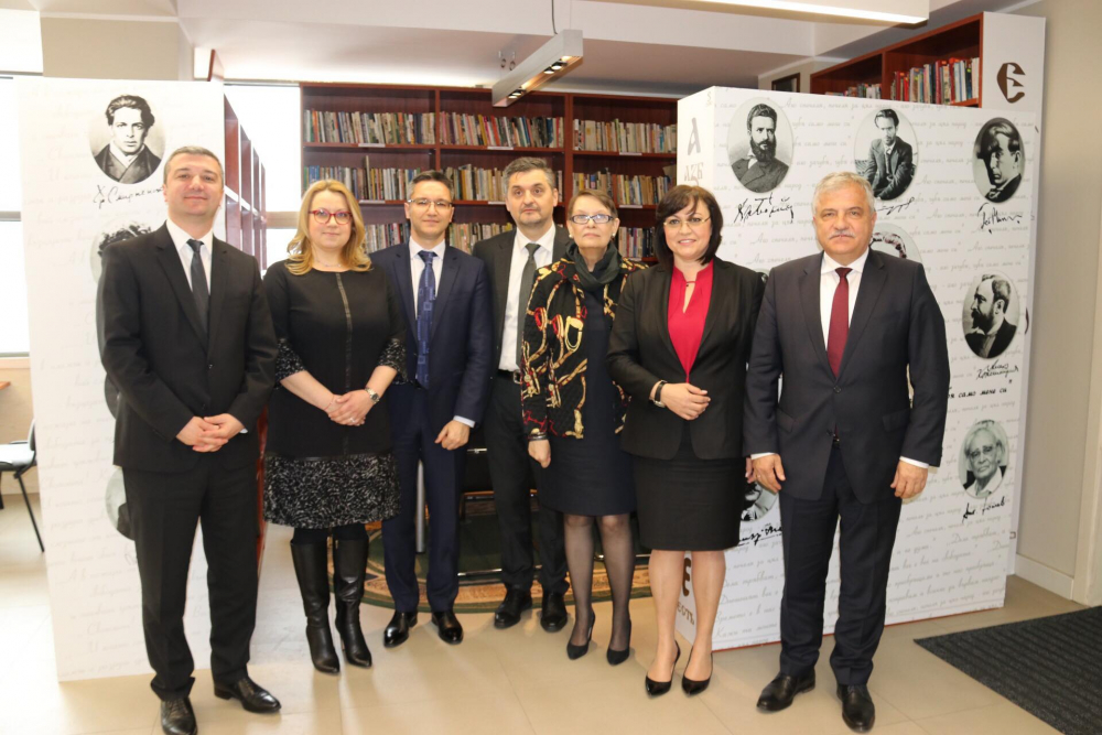 Нинова отиде в Македония и занесе подаръци (СНИМКИ)