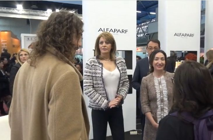 Деси Радева прикова вниманието с дълбоко деколте и усмивка (ВИДЕО)