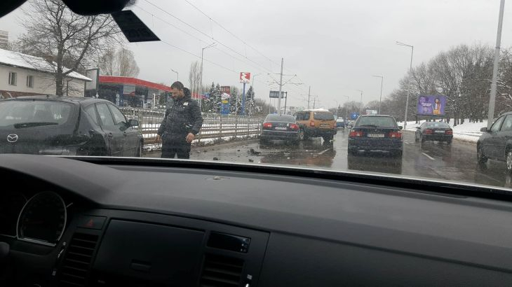 Сигнал до БЛИЦ! Верижно меле и смачкани ламарини плашат на бул. "България" в столицата (СНИМКИ)