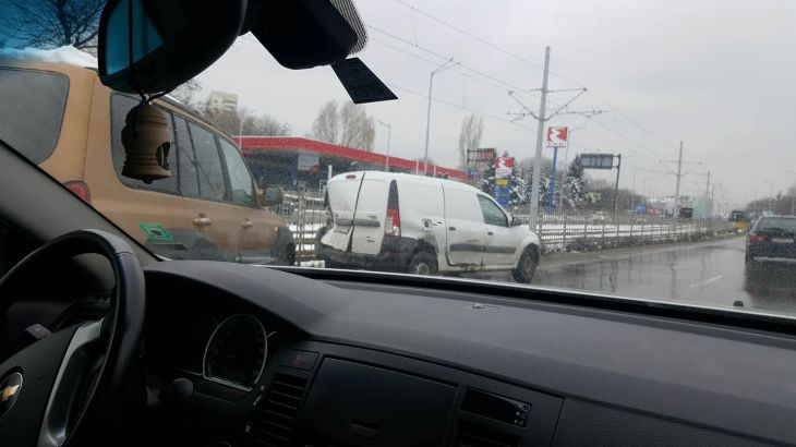 Сигнал до БЛИЦ! Верижно меле и смачкани ламарини плашат на бул. "България" в столицата (СНИМКИ)