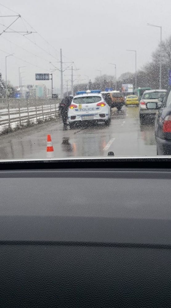 Сигнал до БЛИЦ! Верижно меле и смачкани ламарини плашат на бул. "България" в столицата (СНИМКИ)