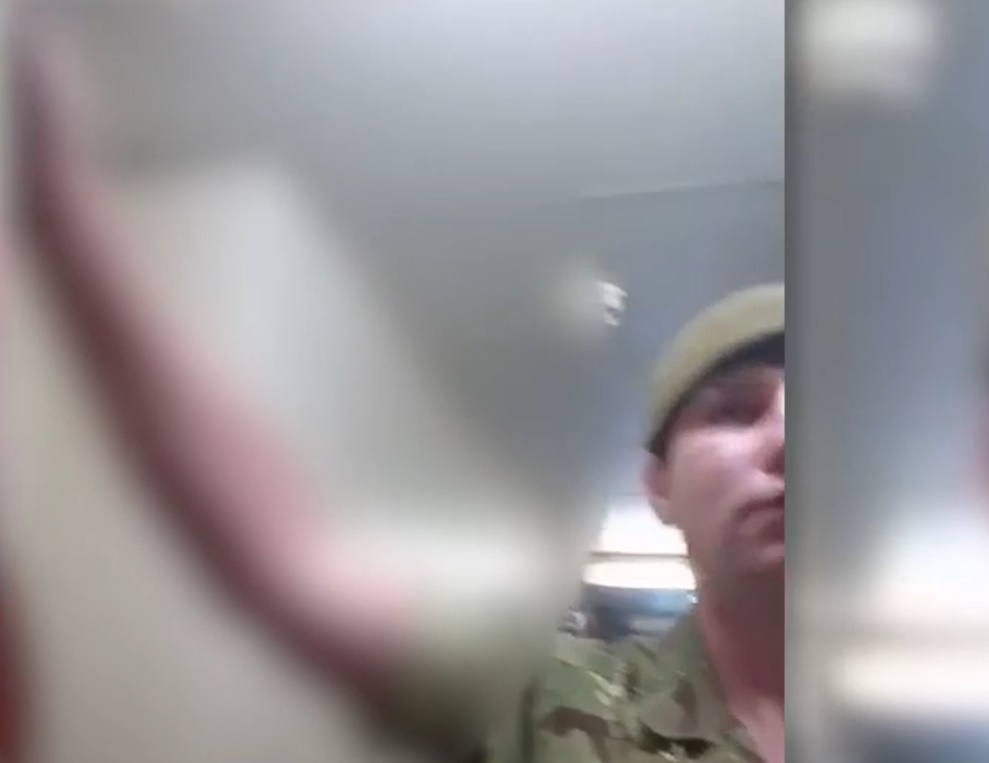 Британски гвардеец прави нацистки поздрав, както е с униформа (ВИДЕО)