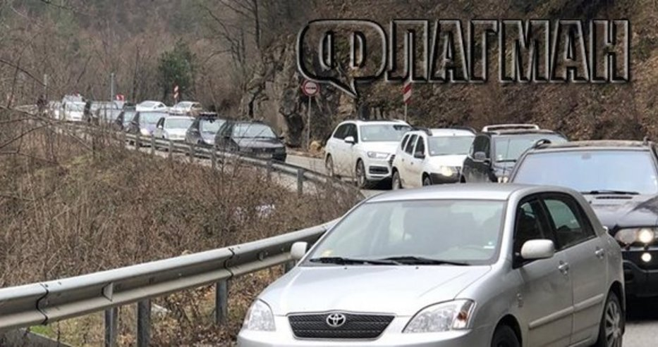Стотици коли са в капан край Пампорово заради свлачище