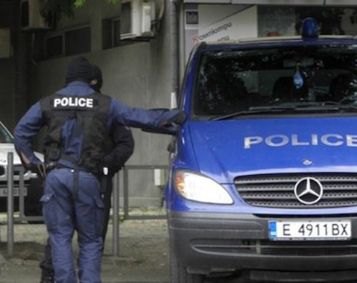 Таксиджия отвлече и изнасилва 3 часа 15-годишно момиче