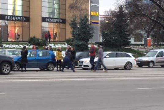 Откачен шофьор налетя на бой със стик за голф в центъра на София (ВИДЕО)