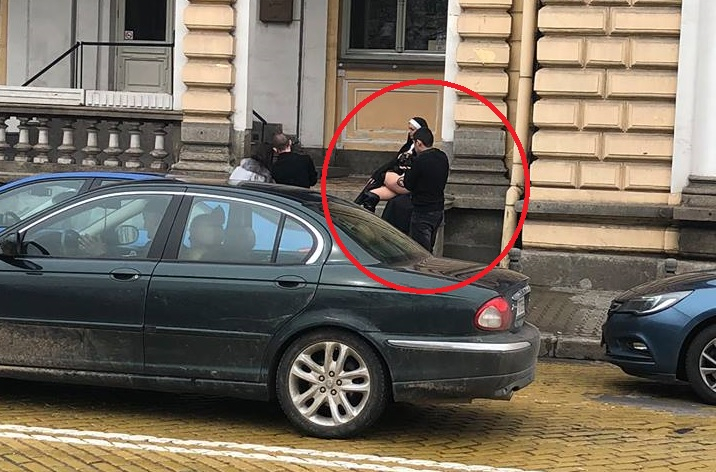 Само в БЛИЦ! Това, което разголена монахиня направи на жълтите павета в София, шашардиса всички (СНИМКИ)
