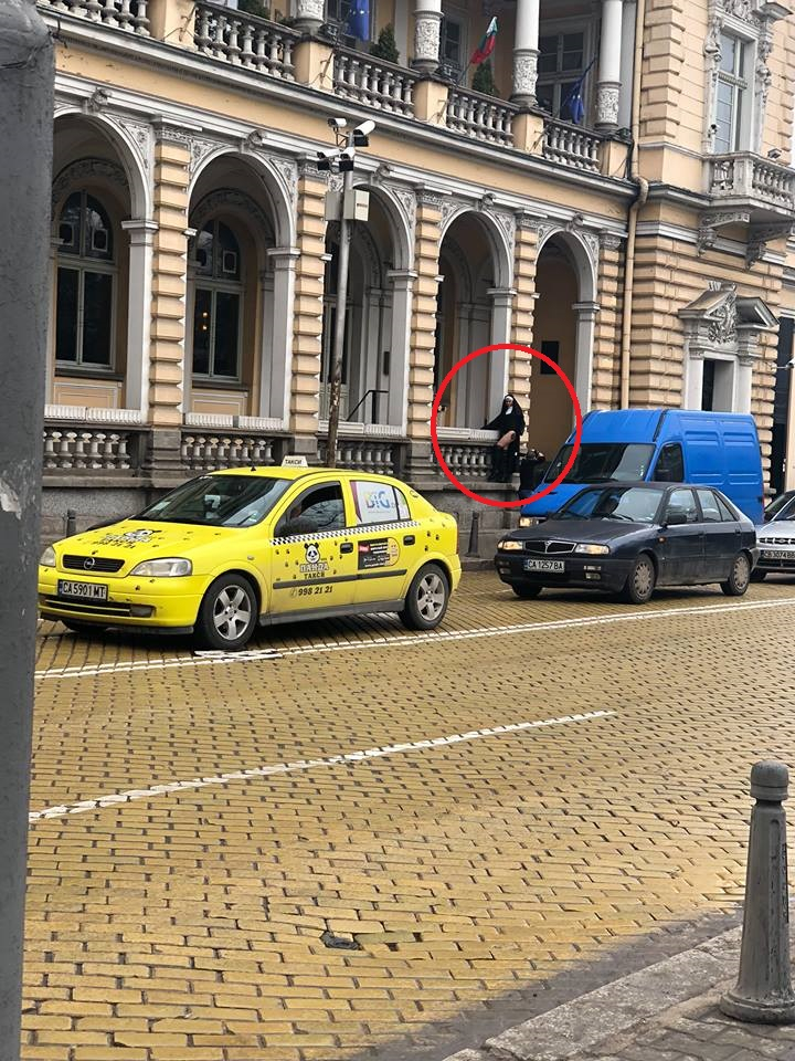 Само в БЛИЦ! Това, което разголена монахиня направи на жълтите павета в София, шашардиса всички (СНИМКИ)