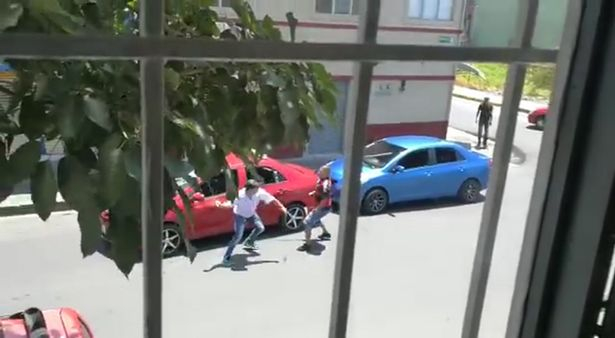 Шофьор отряза с мачете пръста на таксиджия при меле на пътя (СНИМКИ/ВИДЕО 18+)