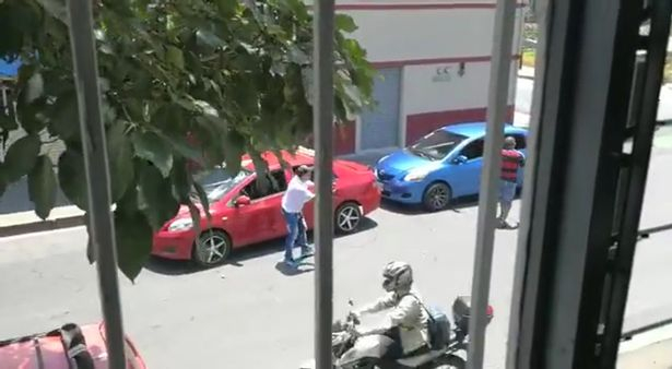 Шофьор отряза с мачете пръста на таксиджия при меле на пътя (СНИМКИ/ВИДЕО 18+)