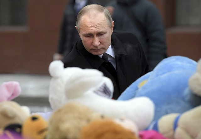 Путин пристигна в Кемерово, където огнен ад в мол отне живота на десетки (СНИМКИ)