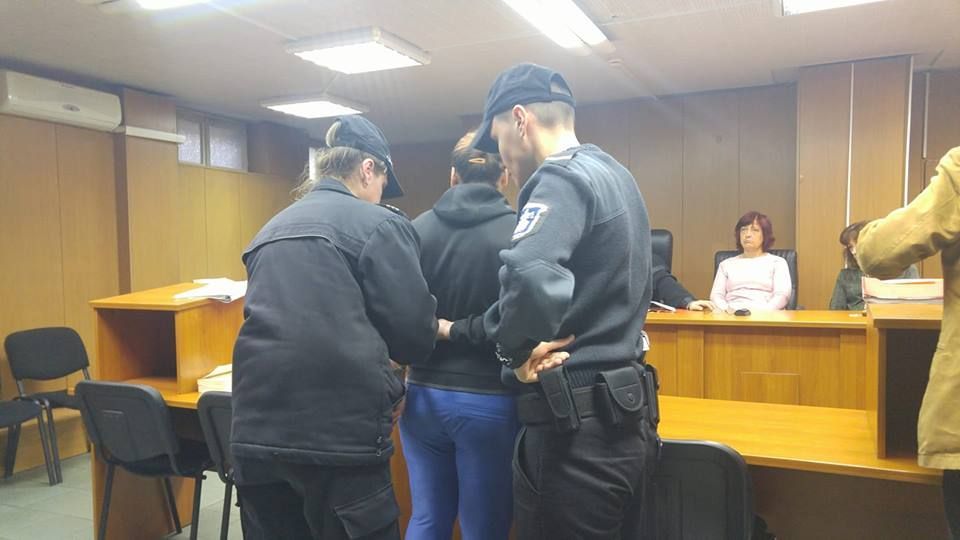 Само 12 години затвор за 18-годишната Гергана, задушила детето си с чорап