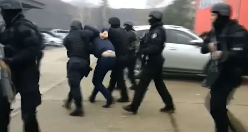 В Косовска Митровица стана страшно! Бият се, кръв се лее (ВИДЕО)