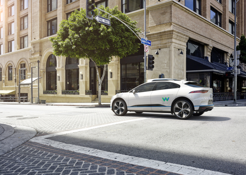 WAYMO и JAGUAR LAND ROVER обявяват дългосрочно партньорство, стартиращо с автономен JAGUAR I-PACE