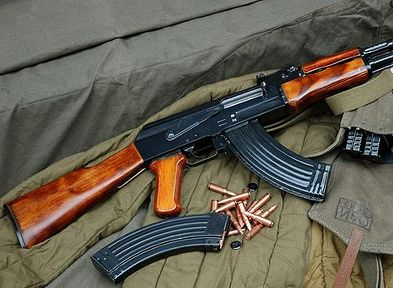 В Унгария арестуваха германец, продавал „антиимигрантски“ пистолети и калашници 