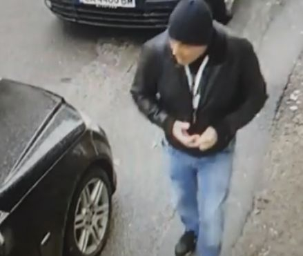 Познавате ли този мъж? Извърши нещо много гнусно пред бургаска детска градина (ВИДЕО)