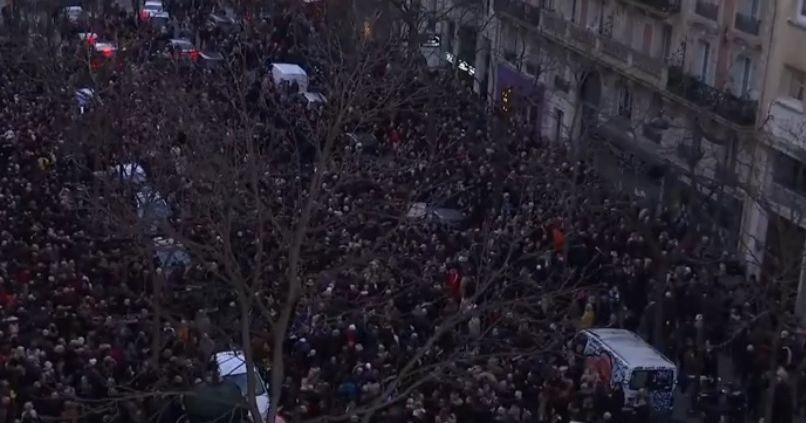 Хиляди с бели цветя в ръце шестваха в памет на зверски убитата еврейка Мирей Кнол (ВИДЕО)