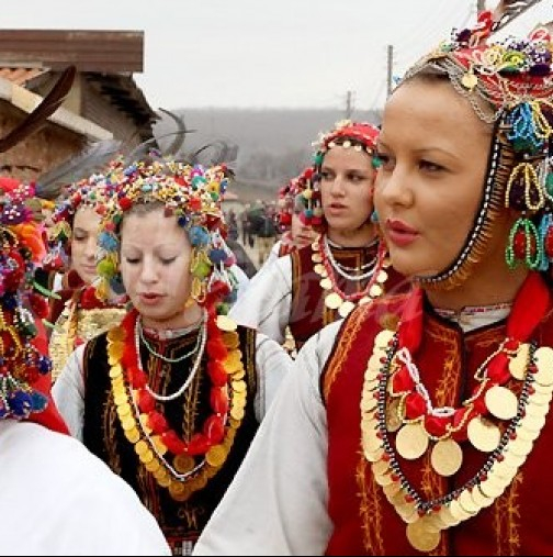 Днес е светъл празник с три важни ритуала за берекет, даряват се яйца и пари, a 3 страхотни имена ще почерпят