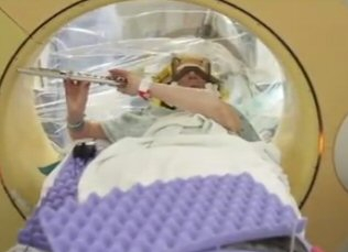 Невиждано: Пациентка свири на флейта по време на мозъчна операция, лекарите я аплодират (ВИДЕО)