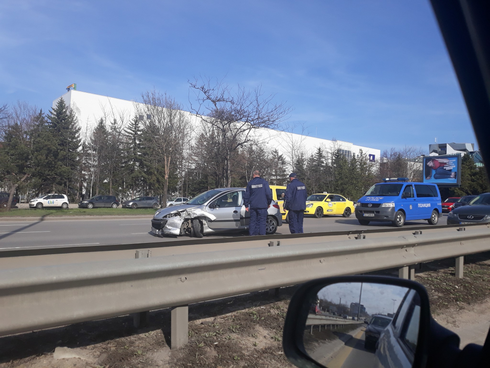 Пежо предизвика истински ад на Цариградско, задръстването е огромно (СНИМКА)