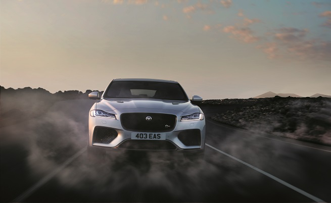От тази кола ще изпаднете в екстаз! 550 „коня” за Jaguar F-Pace SVR
