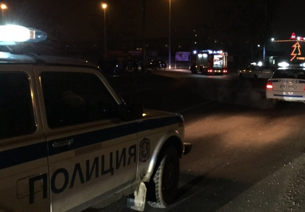 Извънредно и първо в БЛИЦ! Тежка катастрофа в София! Кола попадна в дупка и настана страшно меле с автобус 