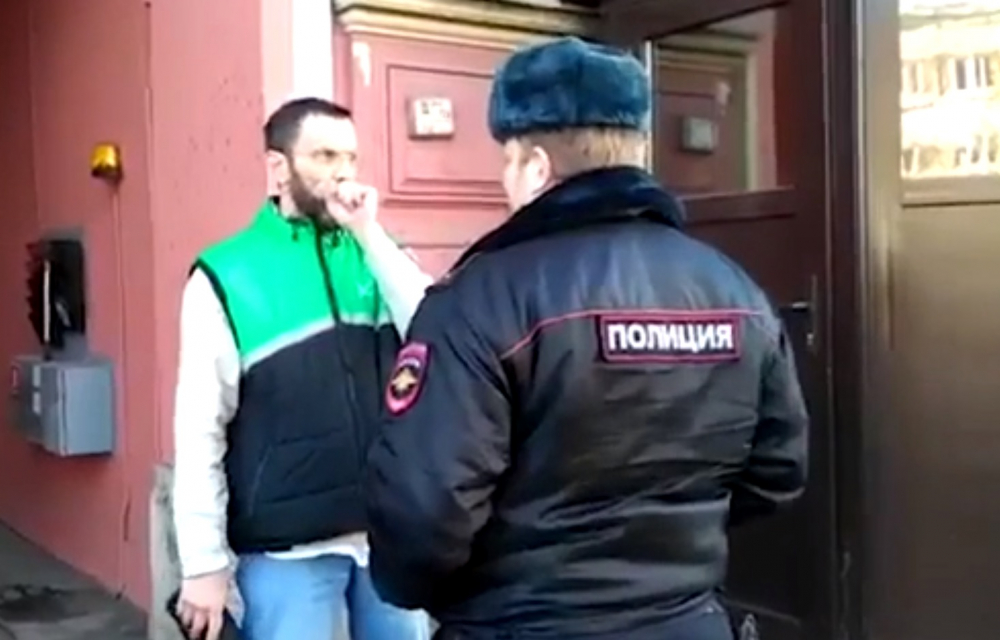 Руснак тегли една майна на американските дипломати, напускащи Санкт Петербург (ВИДЕО)