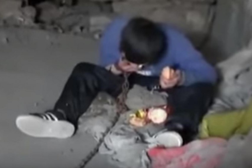 Майка окова сина си във вериги, държи го така от 12 години (ВИДЕО)