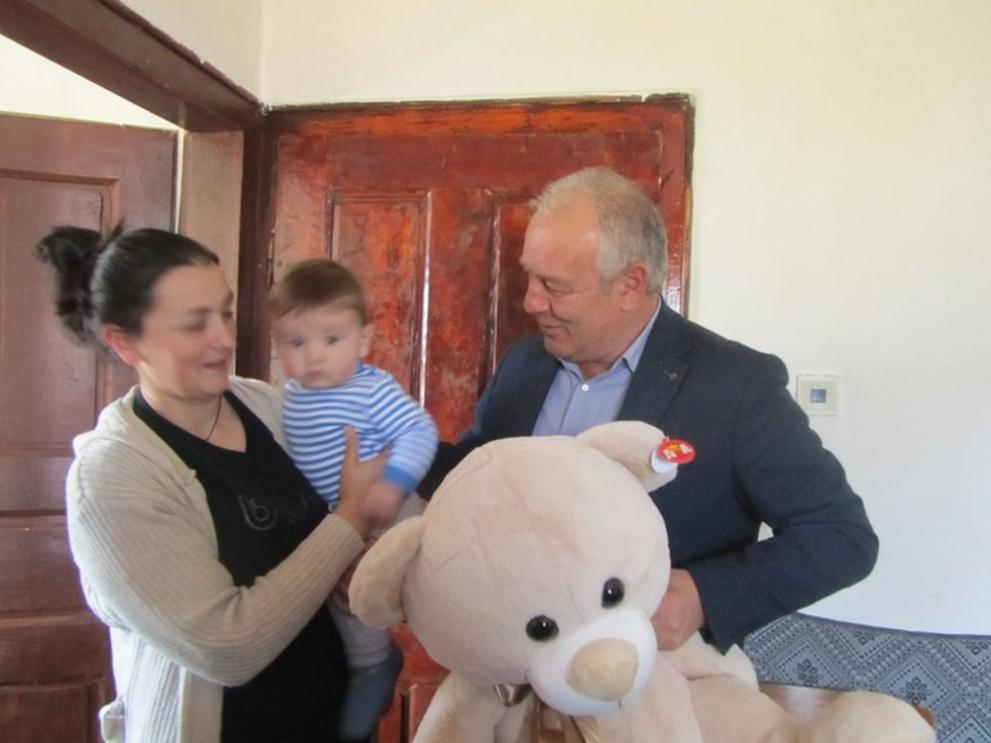 Отрупаха с подаръци единственото бебе в село Гела