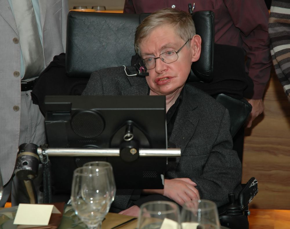 Погребват атеиста Хокинг в църква днес