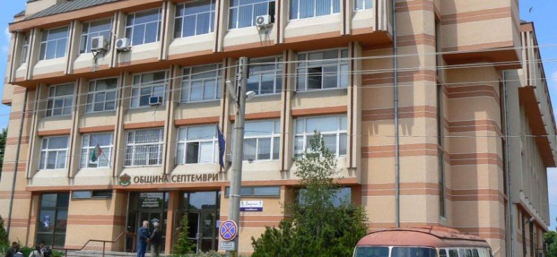 Специализираната прокуратура подгони двама общинари от Септември