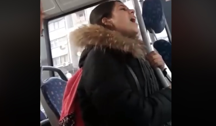 Момиче направи нещо невероятно в пловдивски автобус, пътниците още не могат да се съвземат, а във Фейсбук... (ВИДЕО)