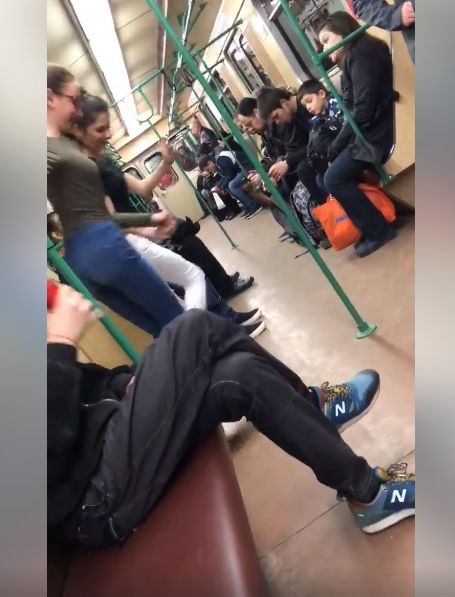 След народната песен в автобуса – вижте какво сътвориха две момичета в столичното метро (ВИДЕО)