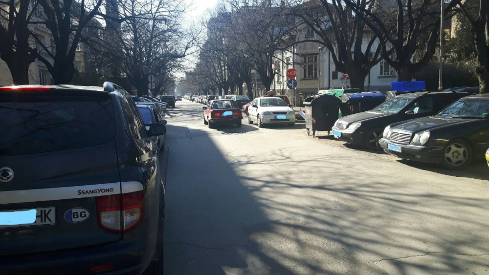 Само в БЛИЦ: Полицейска кола обра точките с това паркиране! (СНИМКИ)