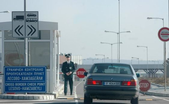 Митничари от Бургас отиват на съд за подкупи - при „силни дни“ събирали по...