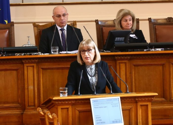 От последните минути: Цачева обяви готова ли е да подаде оставка и кога ще го направи!   
