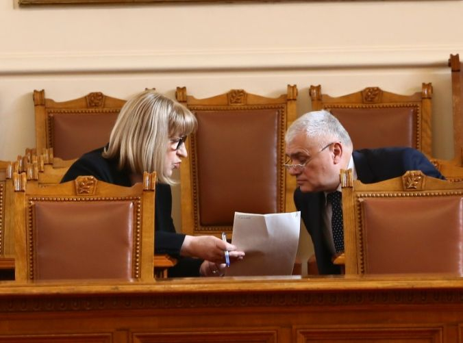 Цецка Цачева и Валентин Радев дават обяснение в парламента за избягалите затворници