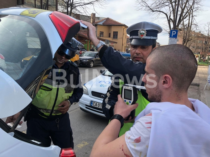 Невиждан екшън във Враца със син на полицай, три патрулки го гонят из улиците (СНИМКИ)