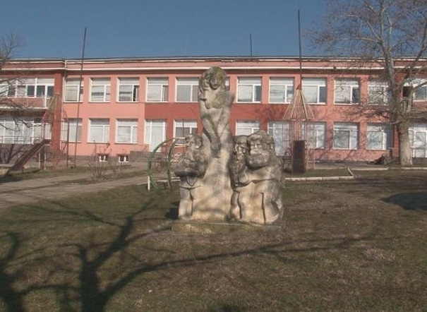 15-годишно момиче, продавано за секс от баща си, падна от тераса на социален дом в Борован