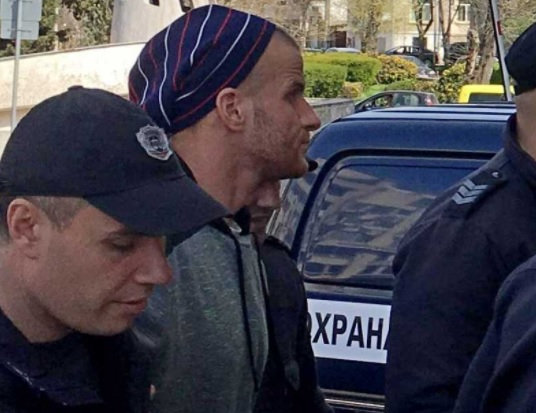 Рижата култов в съда към журналистите: Сладури, да се усмихвам ли?!