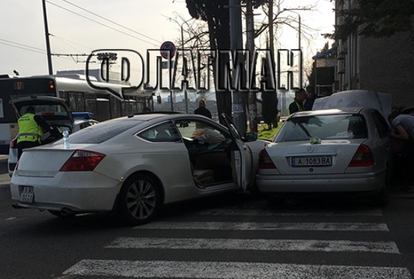 Зверска катастрофа в Бургас! Ауди и Мерцедес се забиха в блок, ранено е дете (СНИМКА)