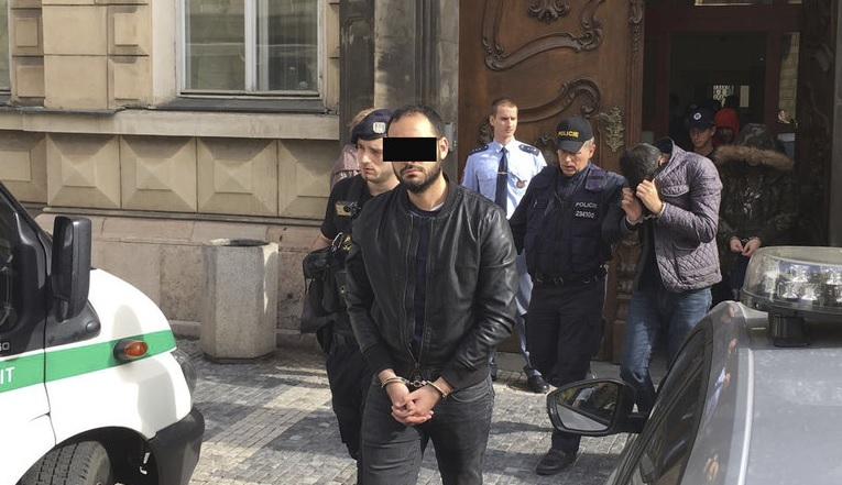 Зрелищно ВИДЕО! Въоръжени до зъби командоси арестуват шестимата бежанци, изнасилили млада туристка в Прага 