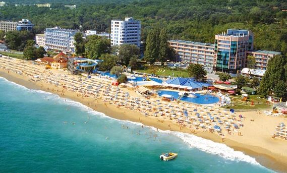 8000 румънци се изсипаха по курортите около Варна, нагъват риба и козунаци 